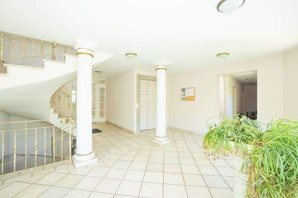 Helles Treppenhaus mit Aufzug