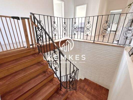 Treppenaufgang mit Blick in den Flur des Obergeschosses