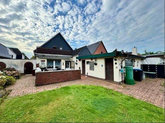 Ansicht der Rückseite mit Garage und Abstellraum