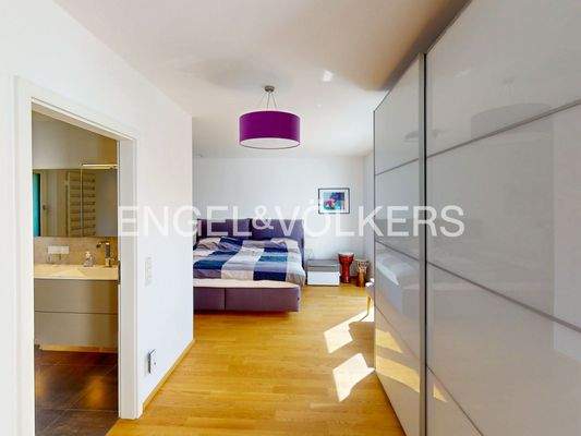 Das Hauptschlafzimmer mit Zugang zum...