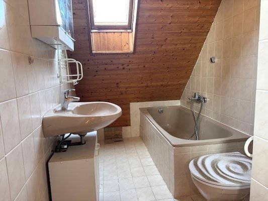 Badezimmer mit Wanne im DG