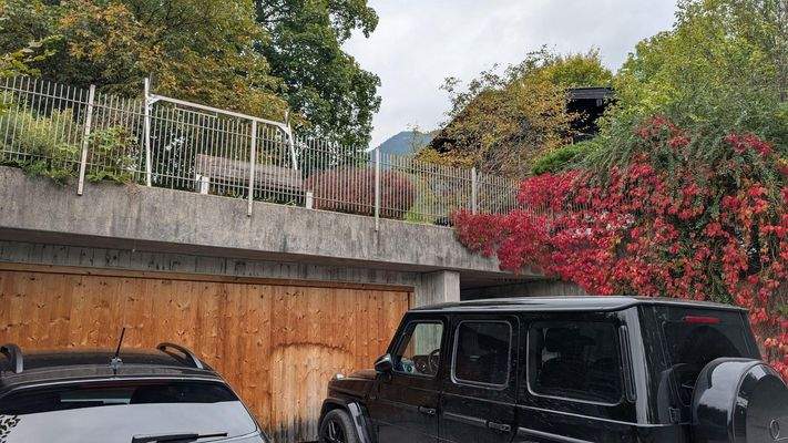 Außenansicht mit Doppelgarage