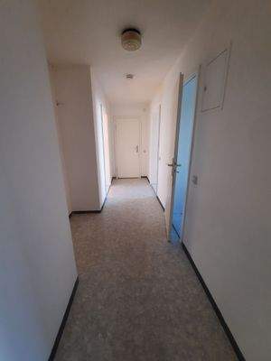 Langer Flur mit Türen