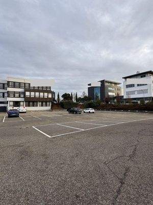 Gebäudeansicht + Parkplätze