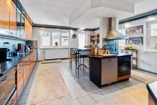 Küche mit Ess-/Kochtresen