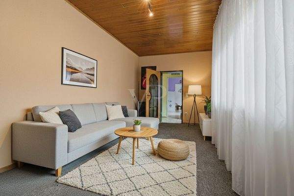 Wohnzimmer_KI möbiliert