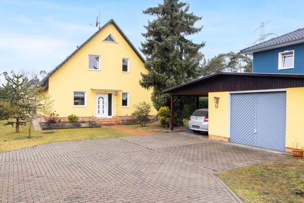 Haus mit Garage & Carport