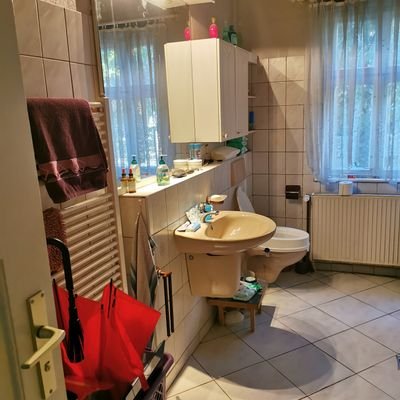Bad mit Blick auf Waschbecken und WC