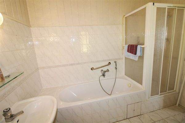 Bad mit Wanne und Dusche