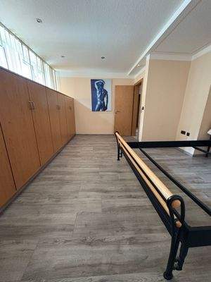 Heller Raum mit Spiegel