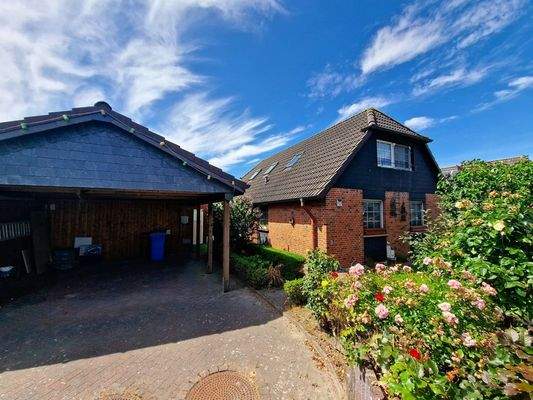 Carport und Hausfd789e9b-dea6-494c-bb67-f13b77802512