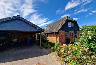 Carport und Hausfd789e9b-dea6-494c-bb67-f13b77802512