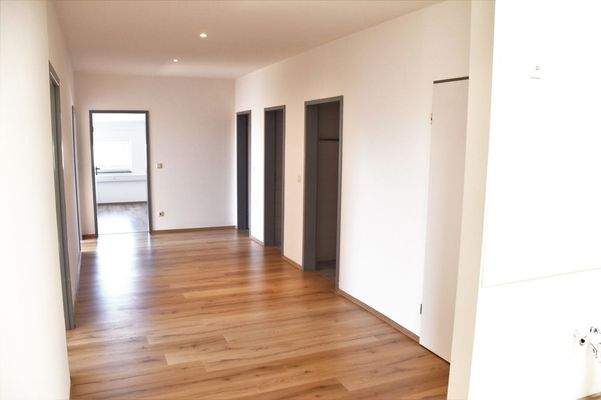 Diele mit Zugang in jedes Büro