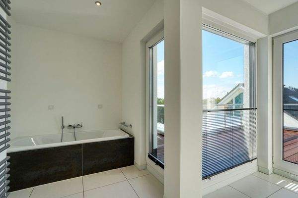 Bad mit Dusche und Badewanne