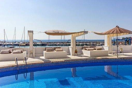 Swimmingpool mit gemütlichem Loungebereich