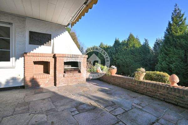 Terrasse mit Außenkamin/-grill