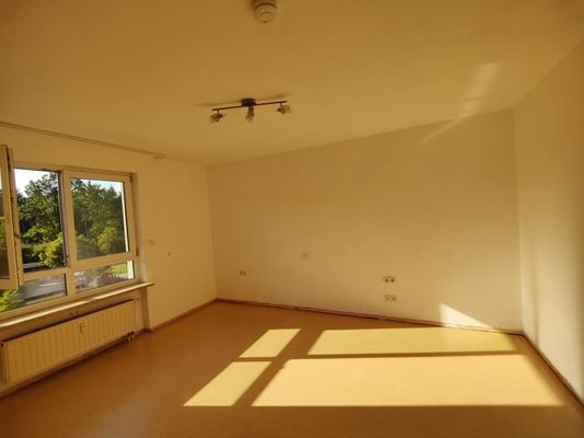 Schlafzimmer mit freundlichem Tageslicht.jpg