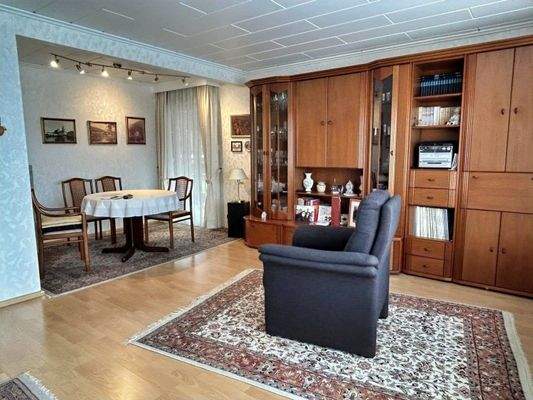 großzügiges Wohnzimmer mit Essplatz