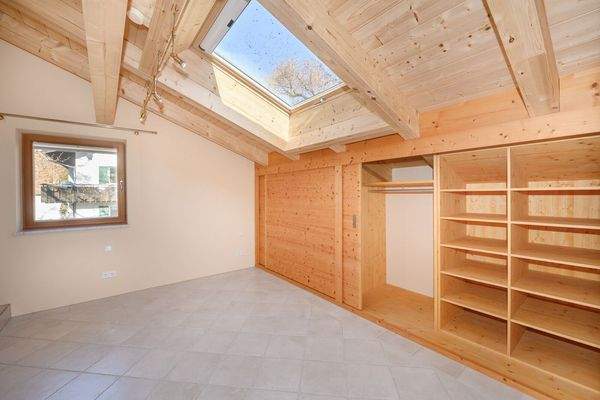 Zimmer mit Sichtdachstuhl, Einbauten...