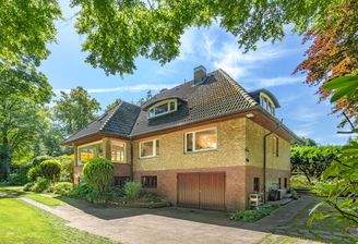 Haus mit Blick auf die Garage
