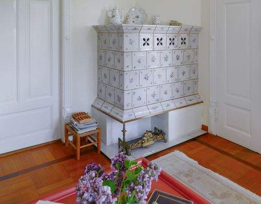 Bibliothek mit Kachelofen