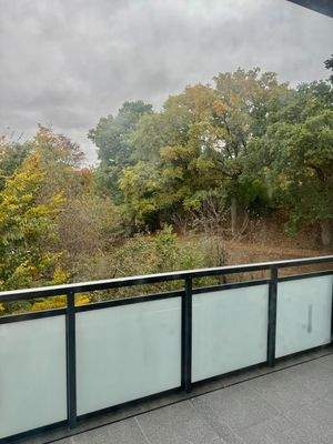 Balkon mit Ausblick ins Grüne