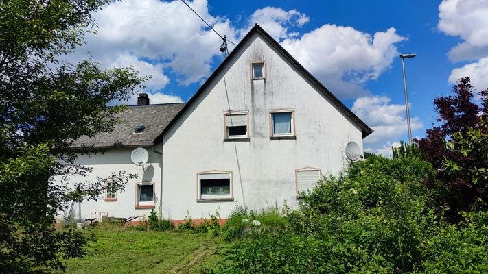 Hausansicht mit Garten.jpg