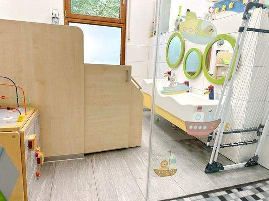 Sanitärzelle mit Dusche + Fenster