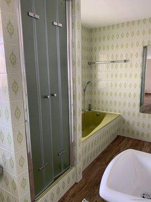 Badezimmer mit Dusche + Badewanne