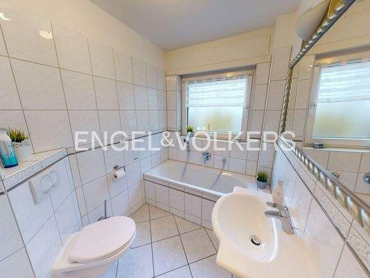 Gäste-WC mit Badewanne