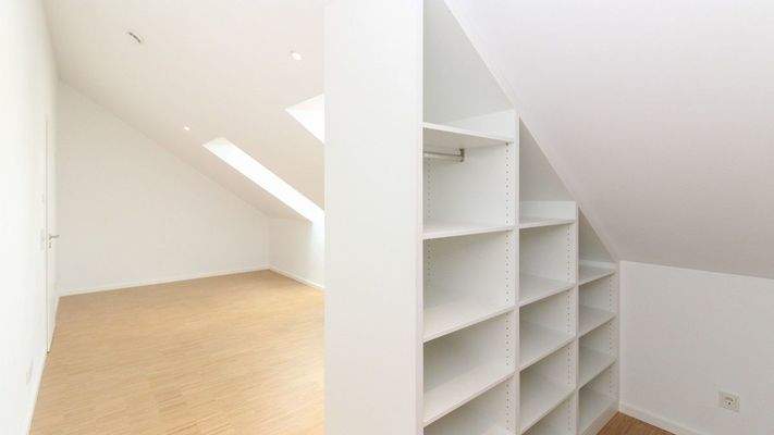 Einbauschränke im offenen Ankleidezimmer