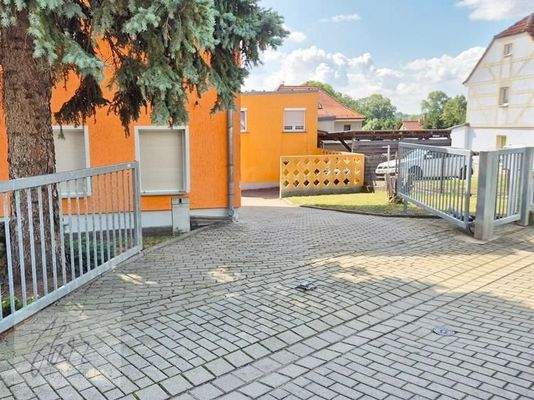 Zufahrtsbereich in Grundstück