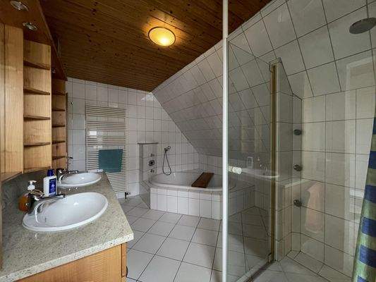 Badezimmer im Obergeschoss