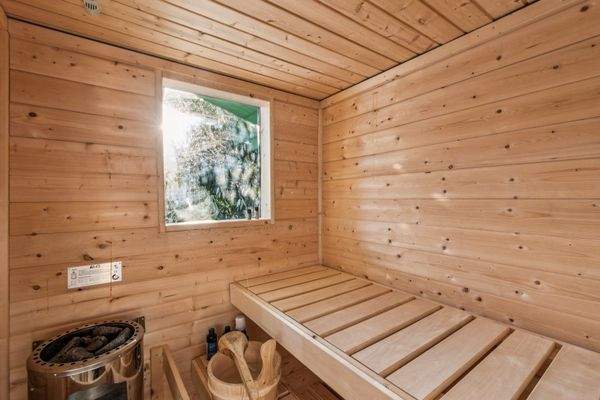 Hochwertige Sauna mit Aufguss im Gartenhaus am Ende des Gartens