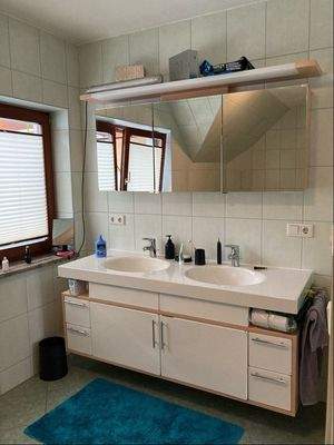 Bad / Sanitärbereich mit Wanne, Dusche, WC & Waschbecken - Wohnung Obergeschoss