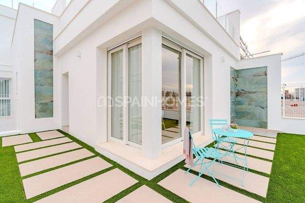 3-Bedroom Villas with Pools and Parking in Los Alcázares Murcia