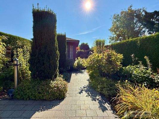 Blick Terrasse zum Garten