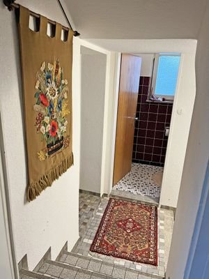 Treppe zum HWR, WC und Keller