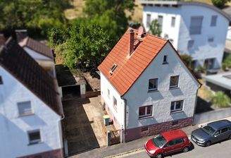 Vorderansicht Einfamilienhaus mit Garage