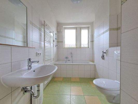 helles Tageslichtbad mit Badewanne