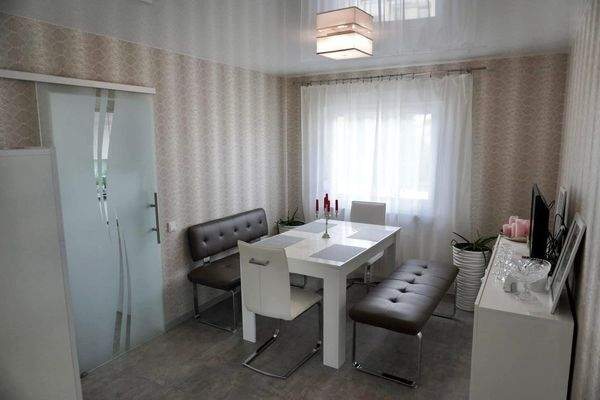 Essbereich mit eleganter Glasschiebtür 