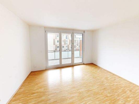 Wohn- und Essbereich mit Zugang zum Balkon