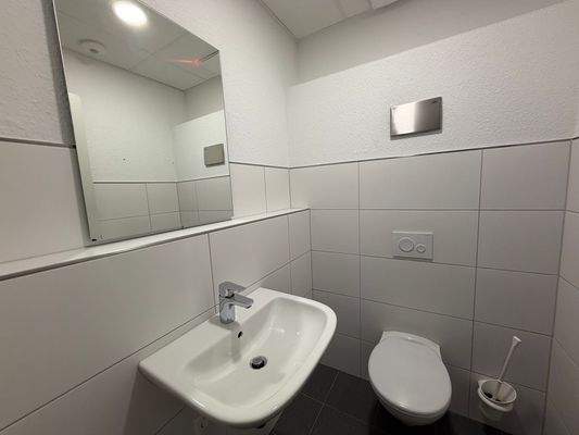 Modernes WC im Büro