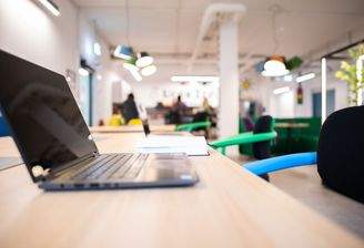 Schreibtisch im Coworkingspace