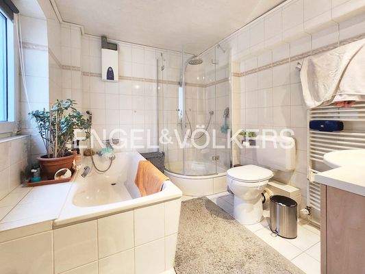 Tageslichtbad mit Wanne und Dusche