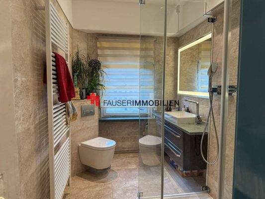 Modernes Duschbad mit Fenster