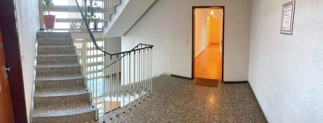 Eingang (8 Stufen zum Aufzug)