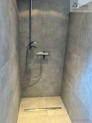 mit ebenerdiger Dusche