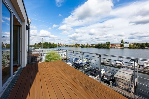 Balkon mit Wasserblick