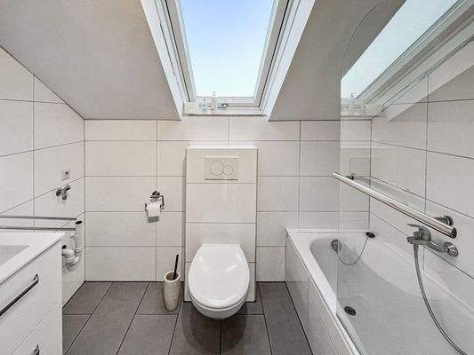 Tageslichtbad mit Wanne